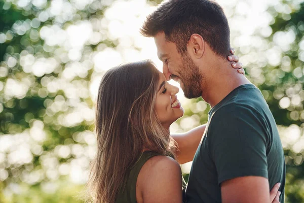 Bela Luz Solar Belo Jovem Casal Ter Bom Tempo Floresta — Fotografia de Stock