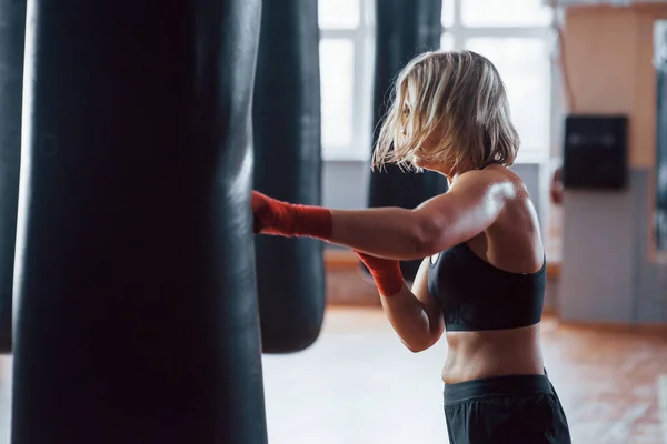 Retroceso Total Boxeadora Está Golpeando Bolsa Rubia Hacer Ejercicio Gimnasio — Foto de Stock