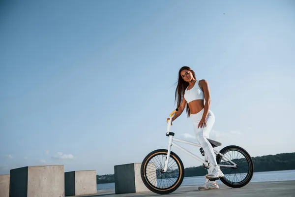 Piloto Feminino Está Bicicleta Durante Dia Perto Lago Mulher Fitness — Fotografia de Stock