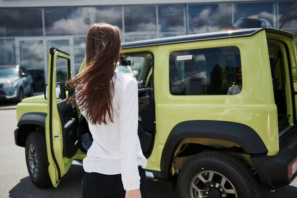 Mujer Joven Ropa Oficial Blanca Para Frente Automóvil Verde Aire —  Fotos de Stock