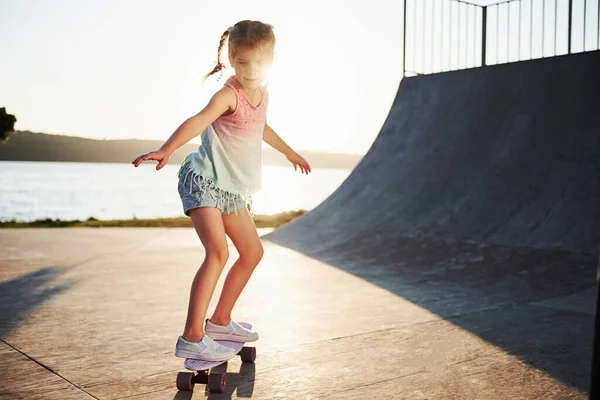 Primeiras Tentativas Dia Ensolarado Miúdo Diverte Com Skate Rampa Rapariga — Fotografia de Stock