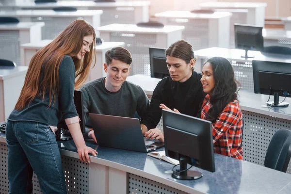 Conversación Activa Grupo Jóvenes Ropa Casual Que Trabajan Oficina Moderna — Foto de Stock