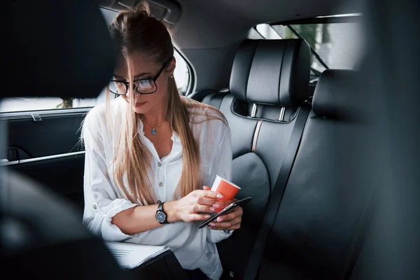 Bebido Café Mujer Negocios Inteligente Sienta Asiento Trasero Del Coche — Foto de Stock