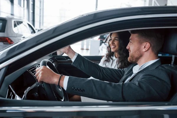 Sta Bene Bella Coppia Successo Cercando Auto Nuove Nel Salone — Foto Stock