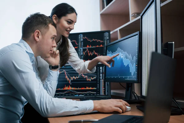 Mädchen Lächelt Kerl Telefoniert Team Von Börsenmaklern Unterhält Sich Einem — Stockfoto