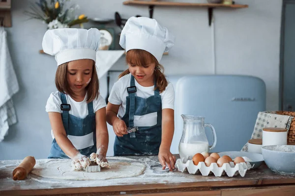 Οικογένεια Παιδιά Λευκό Σεφ Στολή Προετοιμασία Των Τροφίμων Στην Κουζίνα — Φωτογραφία Αρχείου