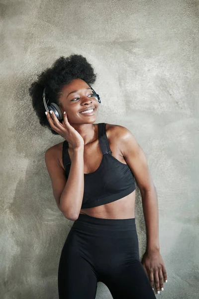 Ακούμπησε Στον Τοίχο Πορτρέτο Της Αφρικανικής Αμερικής Κορίτσι Ρούχα Γυμναστικής — Φωτογραφία Αρχείου