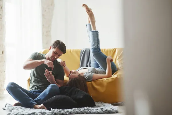 Está Nada Mal Pareja Joven Mirando Juntos Las Fotos Hechas —  Fotos de Stock