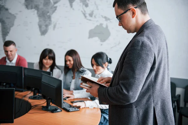 Boss Ist Tagsüber Modernem Klassenzimmer Bei Einer Businesskonferenz — Stockfoto