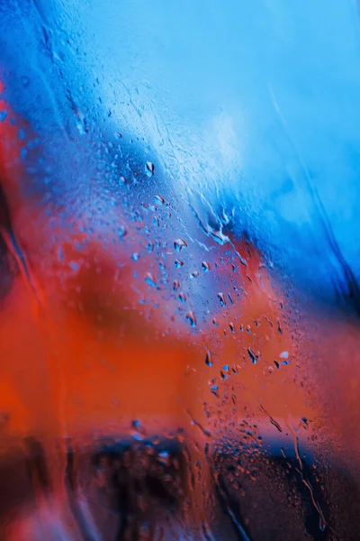 Gotas Agua Sobre Fondo Vidrio Neón Colores Rojo Azul —  Fotos de Stock