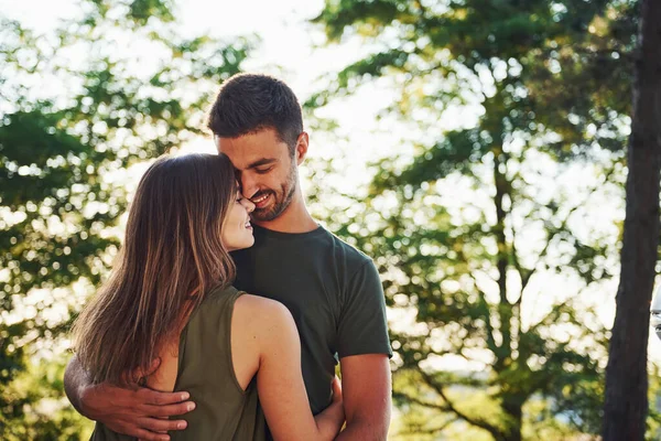 Com Roupas Casuais Belo Jovem Casal Ter Bom Tempo Floresta — Fotografia de Stock