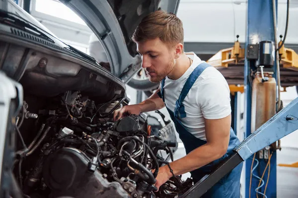 Cuidado Con Eso Empleado Uniforme Color Azul Trabaja Salón Automóviles — Foto de Stock