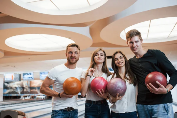 Yakışıklılar. Genç neşeli arkadaşlar hafta sonları bowling kulübünde eğleniyorlar..