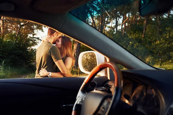 Vista Desde Interior Del Coche Volante Retrovisor Lateral Hermosa Pareja —  Fotos de Stock