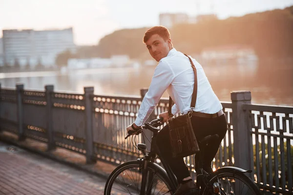Boa Noite Empresário Roupas Formais Com Bicicleta Preta Está Cidade — Fotografia de Stock