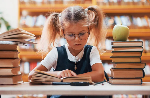 Lernprozess Nettes Kleines Mädchen Mit Zöpfen Ist Der Bibliothek Apple — Stockfoto