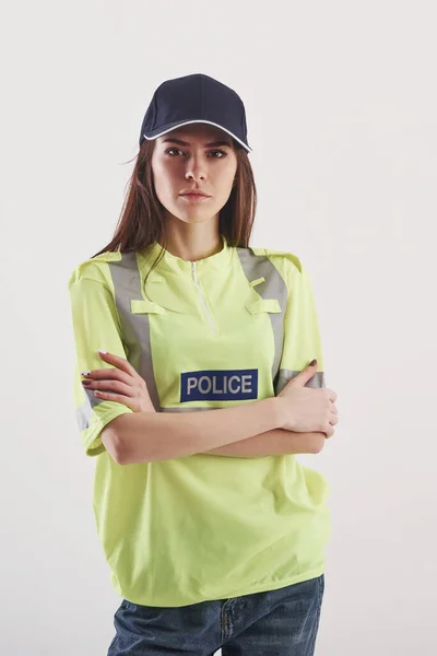 Mujer Bonita Uniforme Policía Verde Levanta Contra Fondo Blanco Estudio —  Fotos de Stock