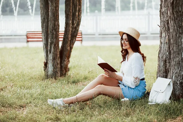 Literature Art Conception Young Woman Have Weekend Sits Park Daytime — Stock Photo, Image