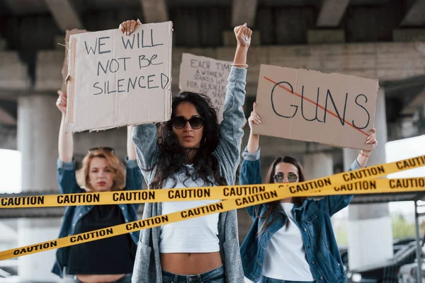 勝利のために フェミニスト女性グループは屋外での権利に抗議している — ストック写真
