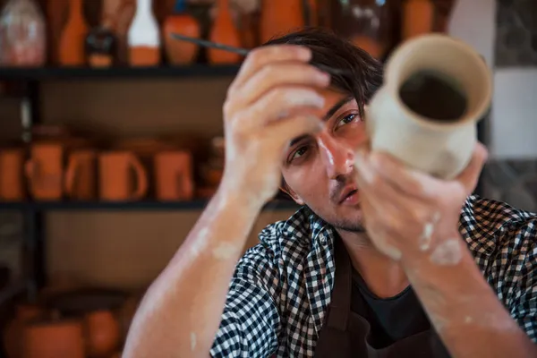 Jonge Keramist Houdt Zijn Verse Handgemaakte Pot Maakt Wat Detalizing — Stockfoto