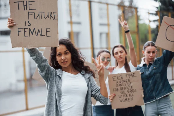 Vardagskläder Grupp Feministiska Kvinnor Protesterar För Sina Rättigheter Utomhus — Stockfoto