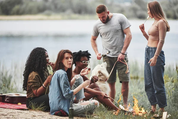 Mannen Grå Skjorta Står Och Vill Smaka Vad Hans Vänner — Stockfoto