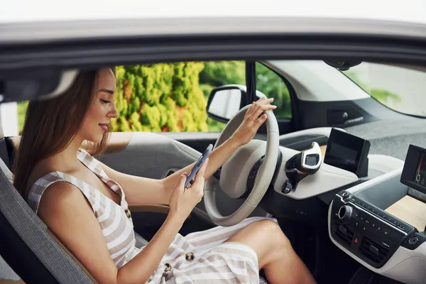 Smartphone Hands Female Driver Modern Automobile Testing Brand New Car — Stock Photo, Image