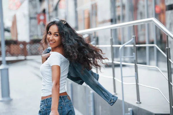 Voltei Para Trás Mulher Bonita Com Cabelo Preto Encaracolado Ter — Fotografia de Stock