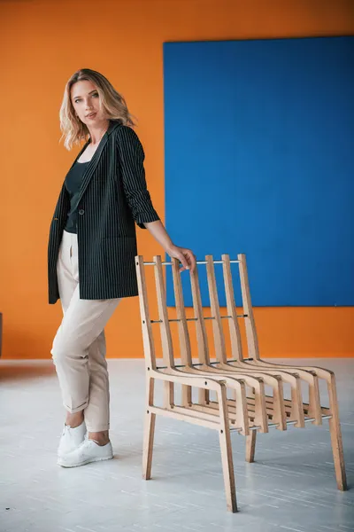Blauw Bureau Achter Zakenvrouw Met Krullend Blond Haar Binnen Kamer — Stockfoto