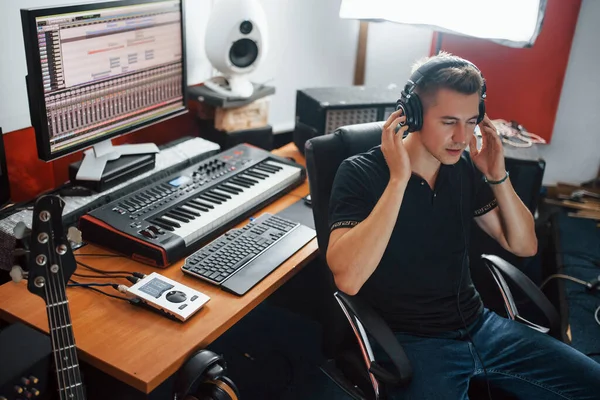 Ouvir Música Engenheiro Som Fones Ouvido Trabalhando Misturando Dentro Casa — Fotografia de Stock