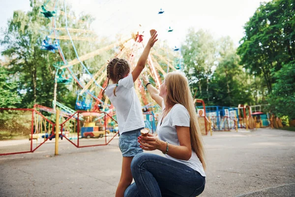 Fagyit Eszem Vidám Kislány Anyja Jól Érzi Magát Parkban Együtt — Stock Fotó