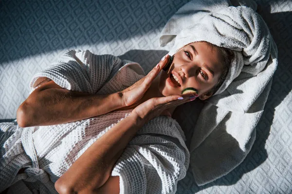 Jong Positief Vrouw Met Handdoek Hoofd Liggend Het Bed Met — Stockfoto