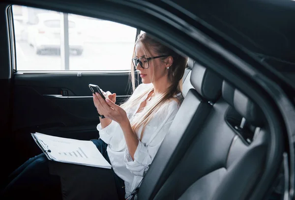 Diferentes Papeles Están Cuaderno Mujer Negocios Inteligente Sienta Asiento Trasero — Foto de Stock