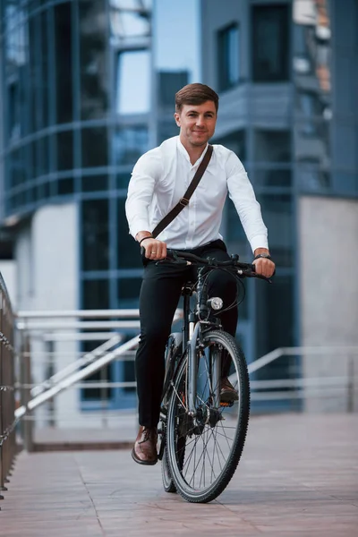 Andar Bicicleta Empresário Roupas Formais Com Bicicleta Preta Está Cidade — Fotografia de Stock