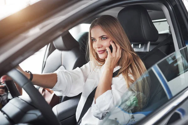 Bonito Rayo Sol Sobre Techo Hermosa Chica Rubia Sentada Coche — Foto de Stock