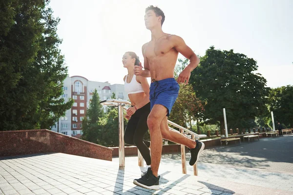 Hermosa Luz Del Sol Hombre Mujer Tienen Día Fitness Correr —  Fotos de Stock