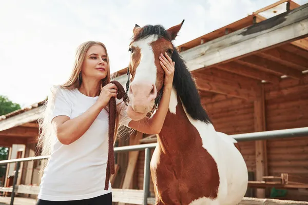 Vamos Dar Uma Corrida Mulher Feliz Com Seu Cavalo Rancho — Fotografia de Stock
