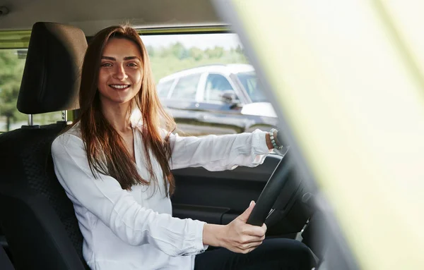 Conductora Alegre Está Coche Nuevo Interior Del Automóvil Moderno — Foto de Stock