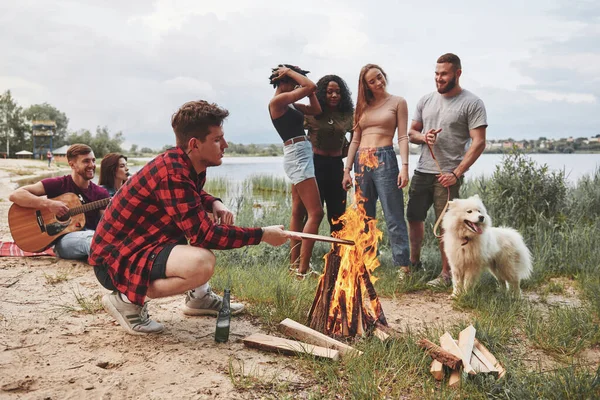Keep Burning Group People Have Picnic Beach Friends Have Fun — Stock Photo, Image