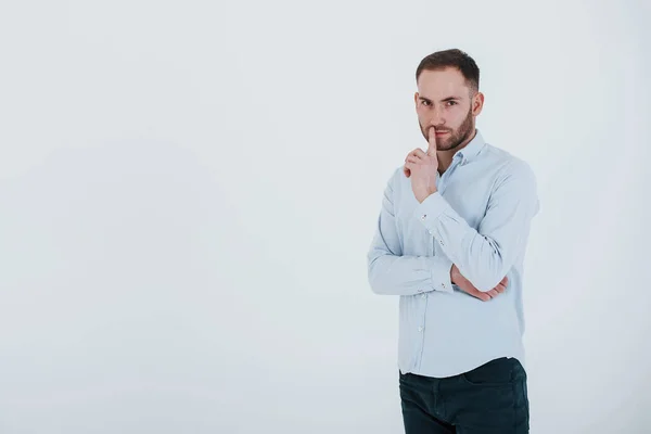 Κάνε Ησυχία Χειρονομία Άντρας Επίσημα Ρούχα Στέκεται Πάνω Λευκό Φόντο — Φωτογραφία Αρχείου