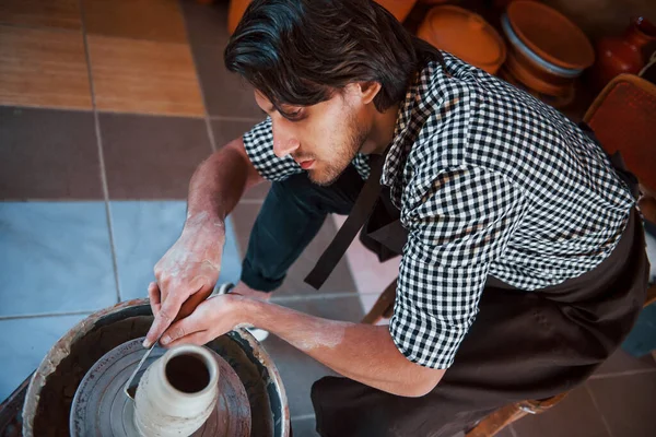 Detail Door Speciaal Gereedschap Keramist Maakt Gebruik Van Pottenbakkerswiel Maakt — Stockfoto