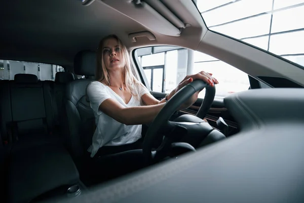 Mirándote Espejo Chica Coche Moderno Salón Durante Día Interiores Compra — Foto de Stock