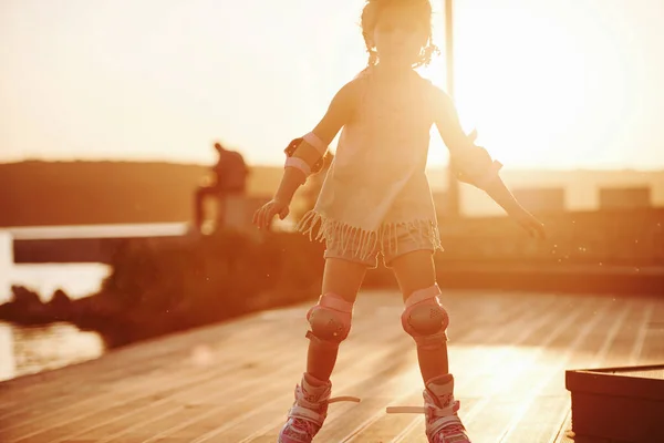 Glückliches Süßes Kind Das Auf Ihren Rollschuhen Reitet Unglaubliches Sonnenlicht — Stockfoto