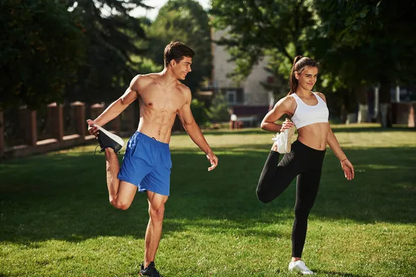 Los Chicos Tienen Buenos Abdominales Hombre Mujer Tienen Día Fitness —  Fotos de Stock