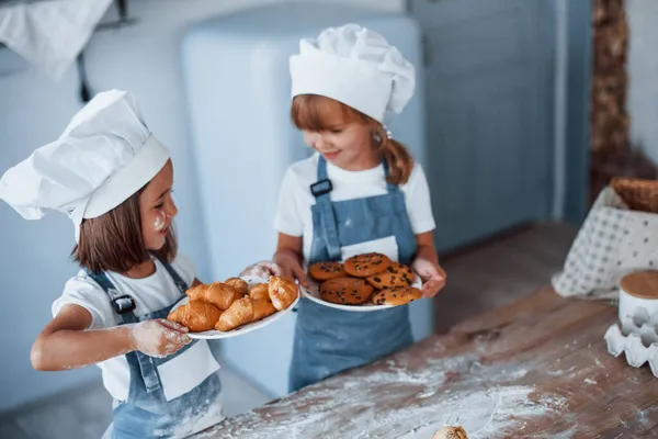 Μπισκότα Είναι Έτοιμα Οικογένεια Παιδιά Λευκό Σεφ Στολή Προετοιμασία Των — Φωτογραφία Αρχείου