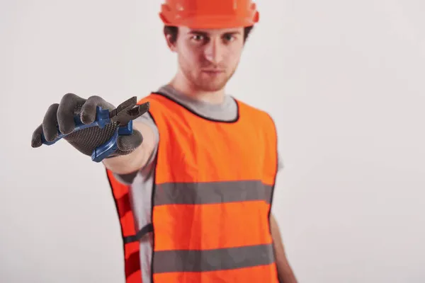Blaues Werkzeug Mann Orangefarbener Uniform Steht Vor Weißem Hintergrund Atelier — Stockfoto