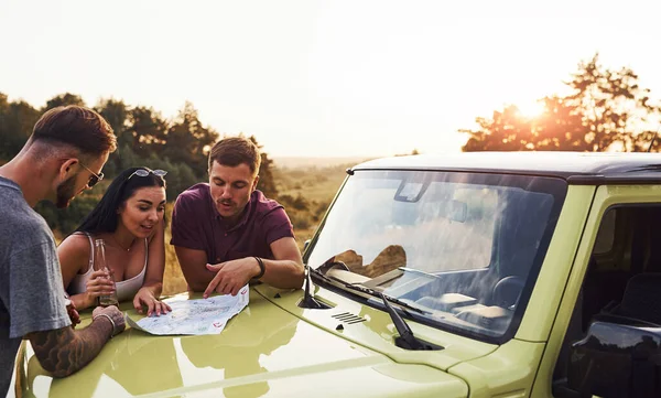 Les Gens Lisent Carte Qui Trouve Sur Capot Automobile Groupe — Photo