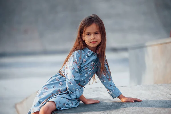 Маленькая Девочка Синей Одежде Позирует Перед Камерой Городе Опирается Рампу — стоковое фото