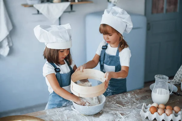 Χρησιμοποιημένο Κόσκινο Οικογένεια Παιδιά Λευκό Σεφ Στολή Προετοιμασία Των Τροφίμων — Φωτογραφία Αρχείου