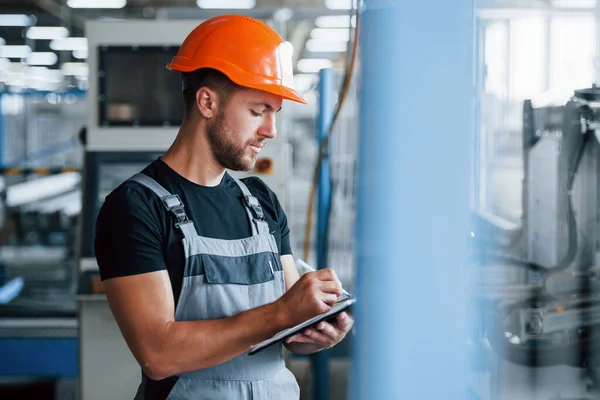 Med Anteckningsblock Händerna Industriarbetare Inomhus Fabriken Ung Tekniker Med Orange — Stockfoto